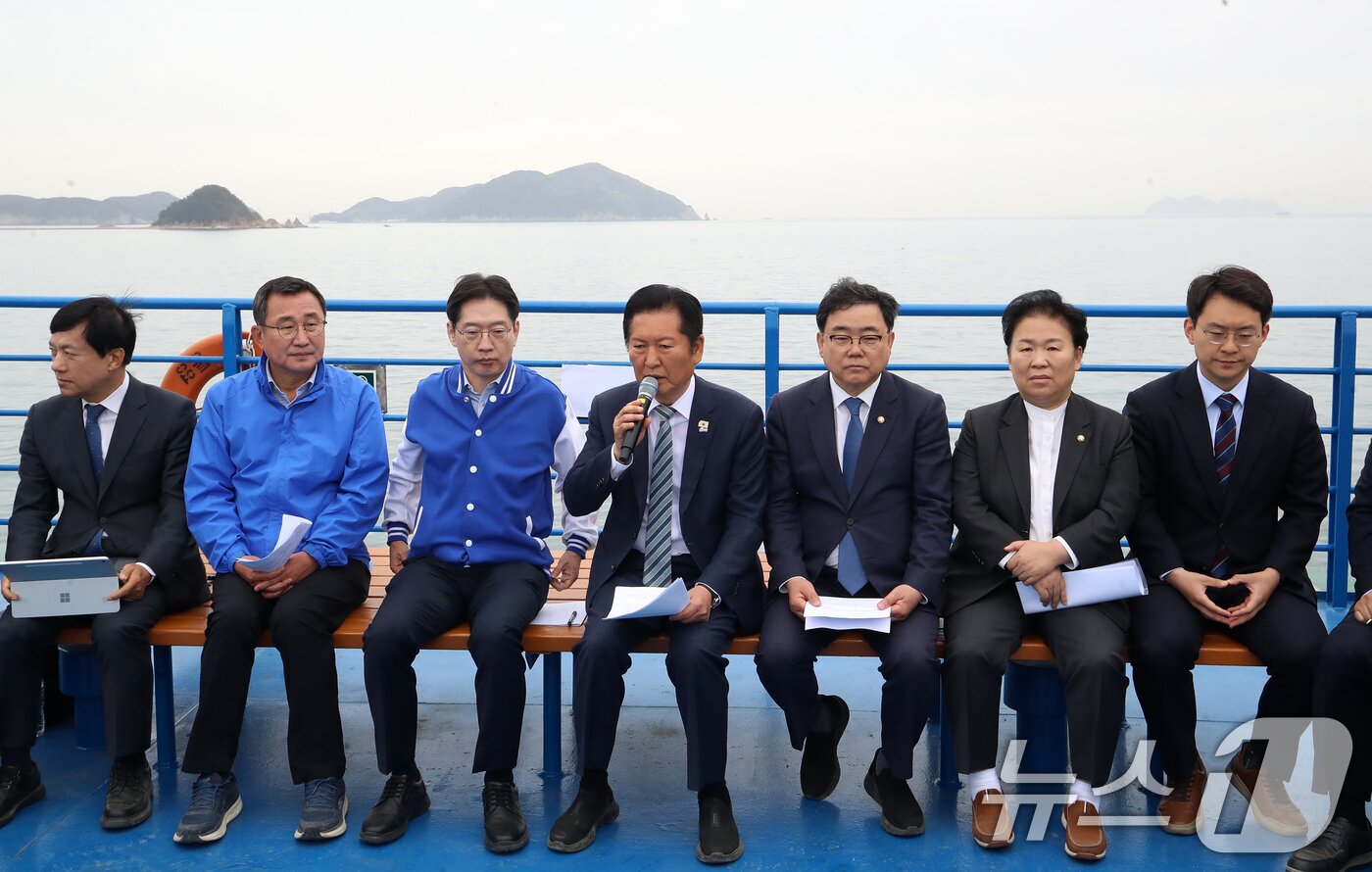 본문 이미지 - 정청래 더불어민주당 대표가 22일 경남 통영 욕지도에서 통영시로 향하는 선박 위에서 열린 '욕지도 선상 최고위원회의'에서 발언을 하고 있다. 배 위에서 이뤄지는 현장 최고위는 이번이 처음이다. 2026.4.22 ⓒ 뉴스1 윤일지 기자