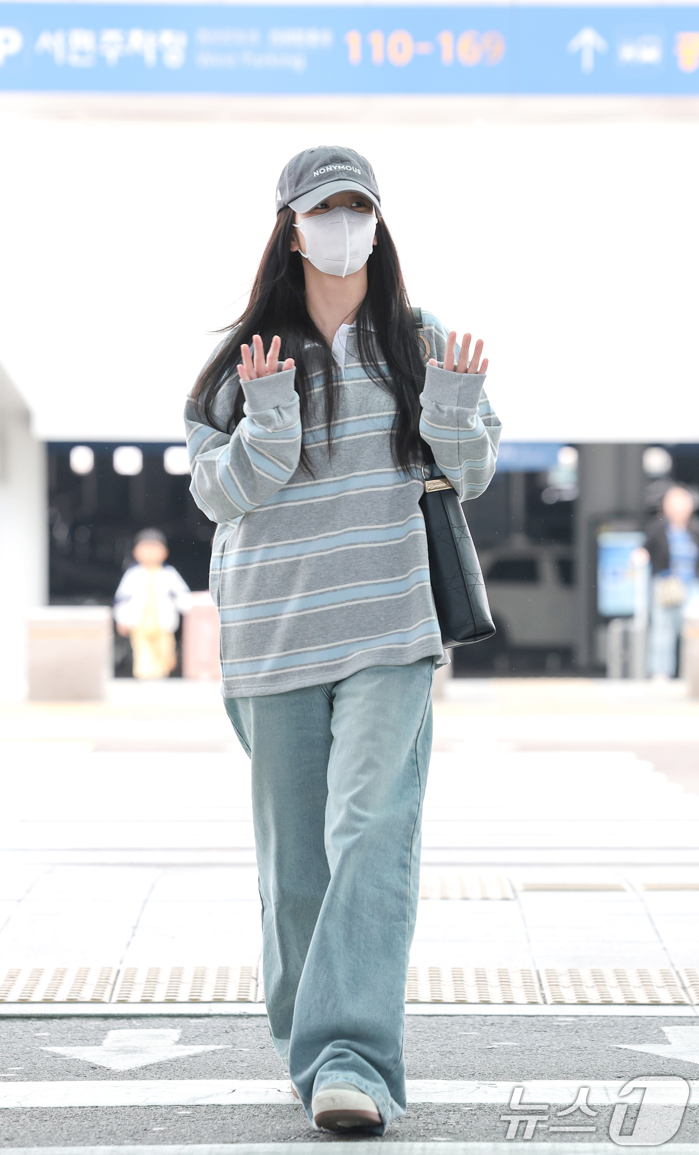 (인천공항=뉴스1) 권현진 기자 = 블랙핑크(BLACK PINK) 지수가 해외 일정을 위해 22일 오전 인천국제공항을 통해 프랑스 파리로 출국하고 있다. 2026.4.22/뉴스1