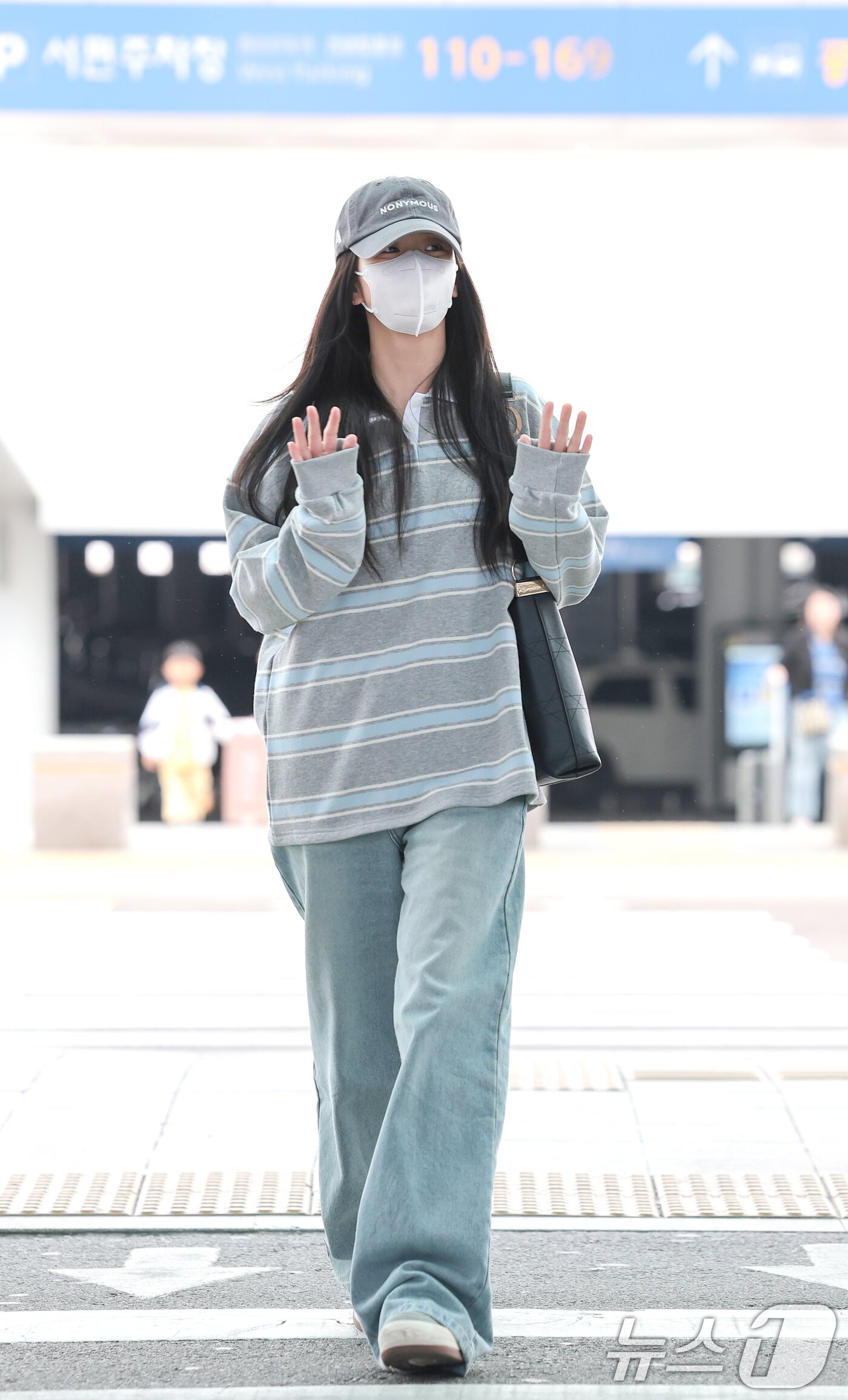 본문 이미지 - 블랙핑크(BLACK PINK) 지수가 해외 일정을 위해 22일 오전 인천국제공항에 도착해 출국장으로 향하고 있다. ⓒ 뉴스1 권현진 기자