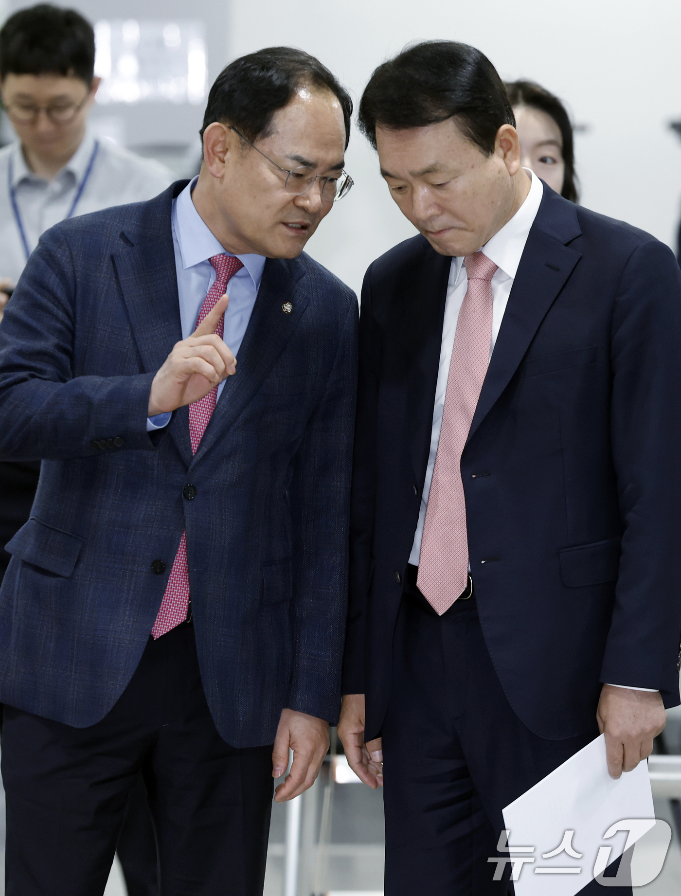 (서울=뉴스1) 박정호 기자 = 성일종 국민의힘 의원이 22일 오전 서울 여의도 국회 소통관에서 정치 현안 관련 기자회견에 앞서 임종득 의원과 대화를 나누고 있다.성 의원은 이날 …