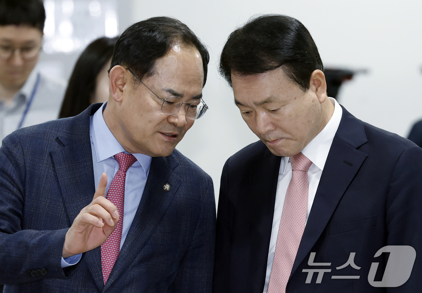 (서울=뉴스1) 박정호 기자 = 성일종 국민의힘 의원이 22일 오전 서울 여의도 국회 소통관에서 정치 현안 관련 기자회견에 앞서 임종득 의원과 대화를 나누고 있다.성 의원은 이날 …