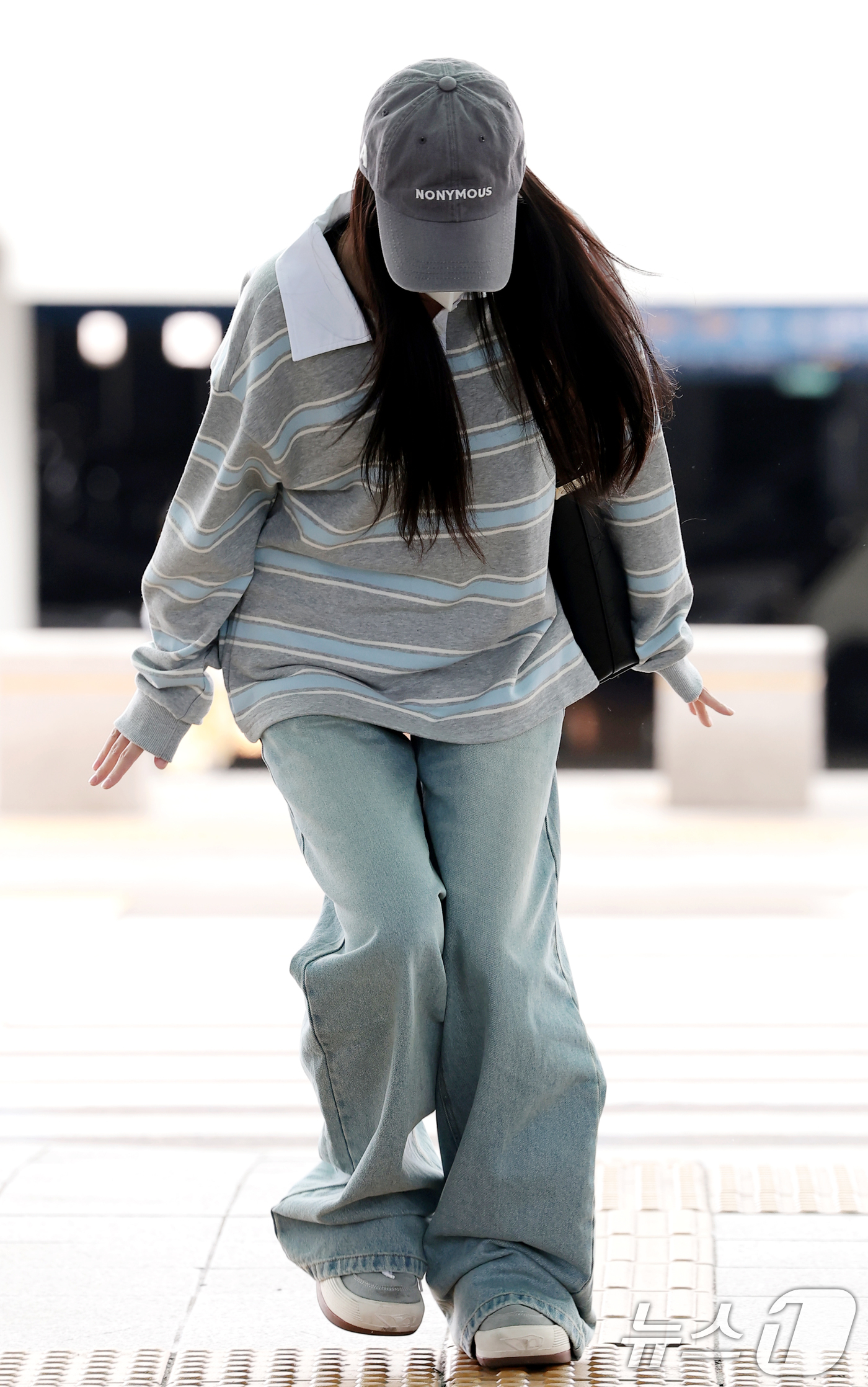 (인천공항=뉴스1) 권현진 기자 = 블랙핑크(BLACK PINK) 지수가 해외 일정을 위해 22일 오전 인천국제공항을 통해 프랑스 파리로 출국하며 인사를 하고 있다. 2026.4. …