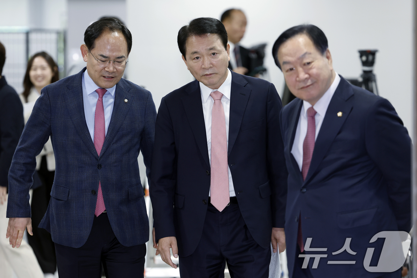 (서울=뉴스1) 박정호 기자 = 성일종 국민의힘 의원이 22일 오전 서울 여의도 국회 소통관에서 정치 현안 관련 기자회견을 위해 임종득, 한기호 의원과 함께 들어오고 있다.성 의원 …