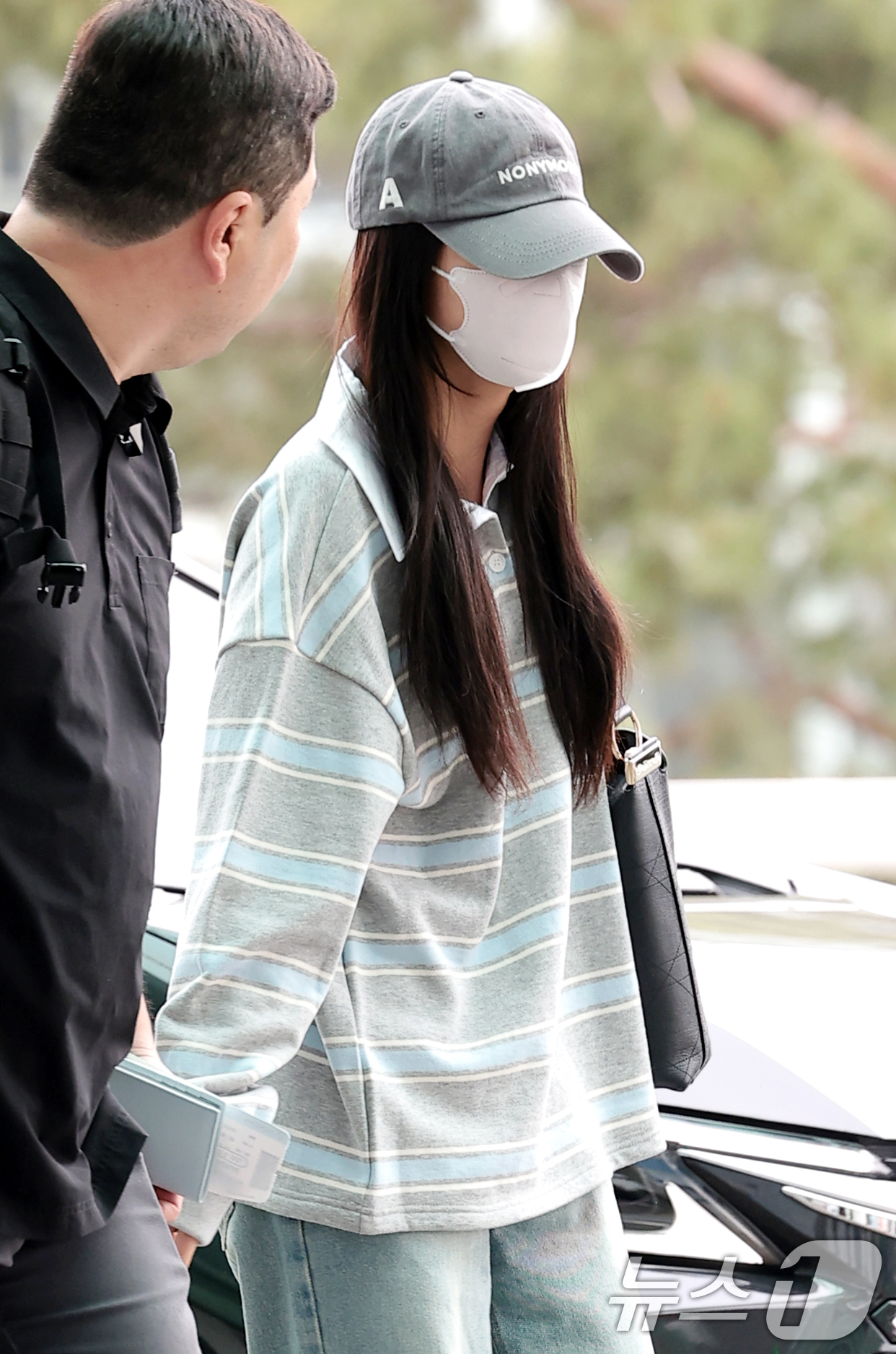 (인천공항=뉴스1) 권현진 기자 = 블랙핑크(BLACK PINK) 지수가 해외 일정을 위해 22일 오전 인천국제공항을 통해 프랑스 파리로 출국하고 있다. 2026.4.22/뉴스1