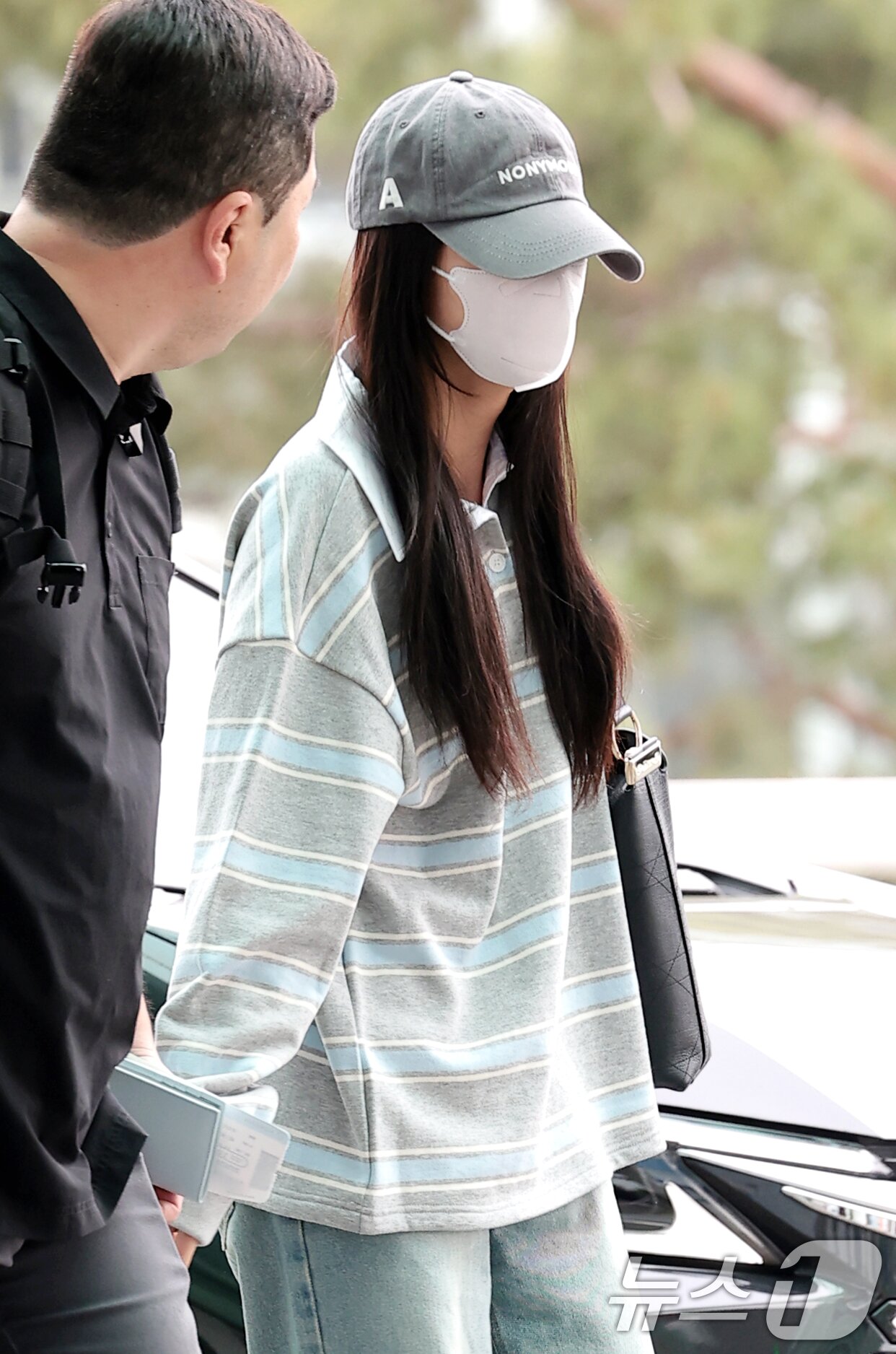 본문 이미지 - 블랙핑크(BLACK PINK) 지수가 해외 일정을 위해 22일 오전 인천국제공항에 도착해 출국장으로 향하고 있다. ⓒ 뉴스1 권현진 기자