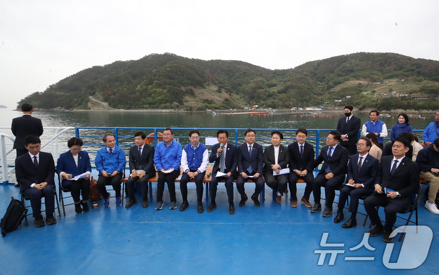 본문 이미지 - 정청래 더불어민주당 대표가 22일 경남 통영 욕지도에서 통영시로 향하는 선박 위에서 열린 '욕지도 선상 최고위원회의'에서 발언을 하고 있다. 배 위에서 이뤄지는 현장 최고위는 이번이 처음이다. 2026.4.22 ⓒ 뉴스1 윤일지 기자