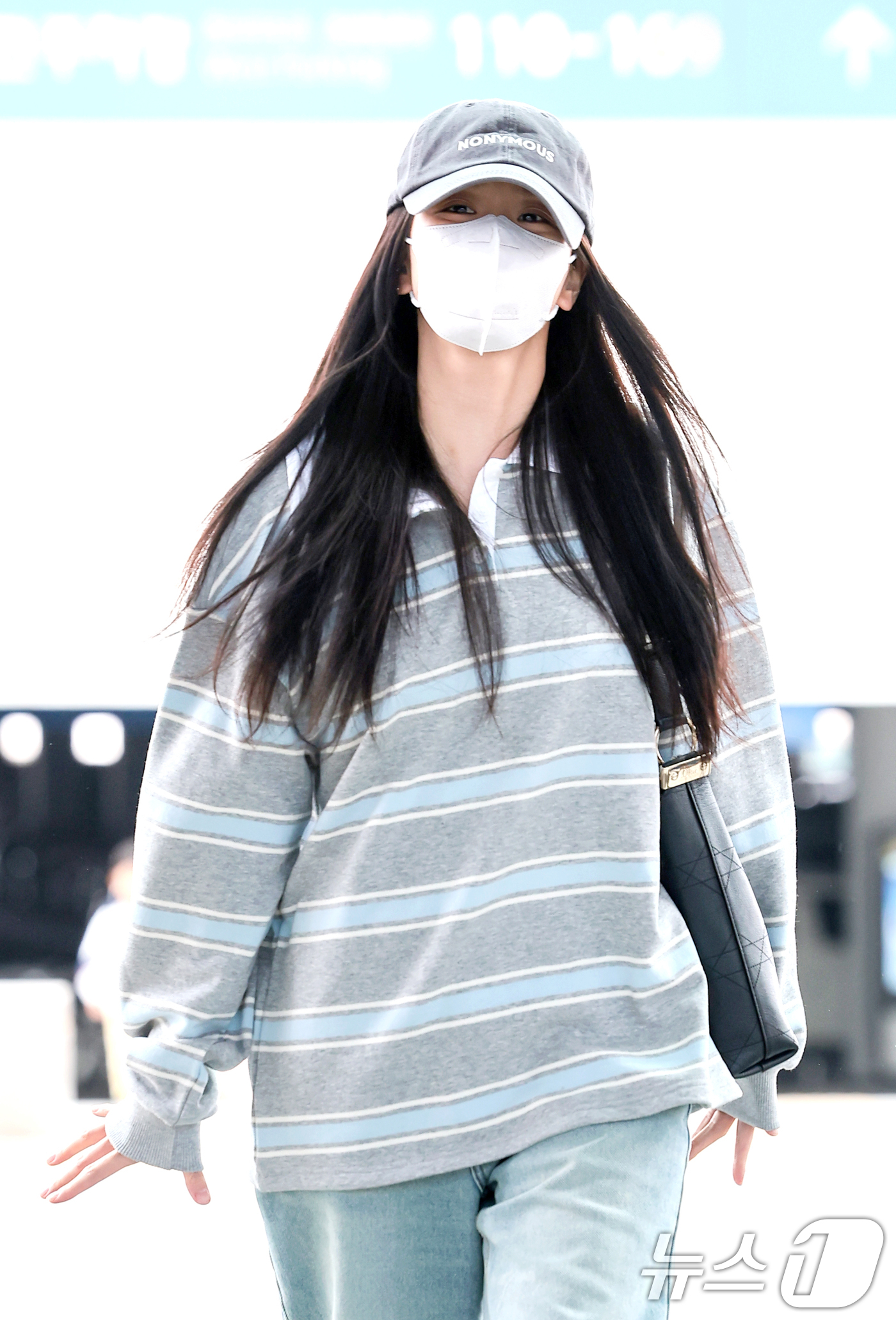 (인천공항=뉴스1) 권현진 기자 = 블랙핑크(BLACK PINK) 지수가 해외 일정을 위해 22일 오전 인천국제공항을 통해 프랑스 파리로 출국하고 있다. 2026.4.22/뉴스1