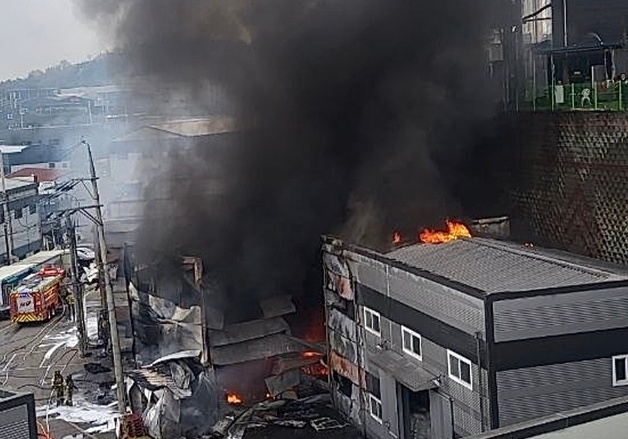 화성 의약품 제조공장서 불…대응 1단계 발령(상보)