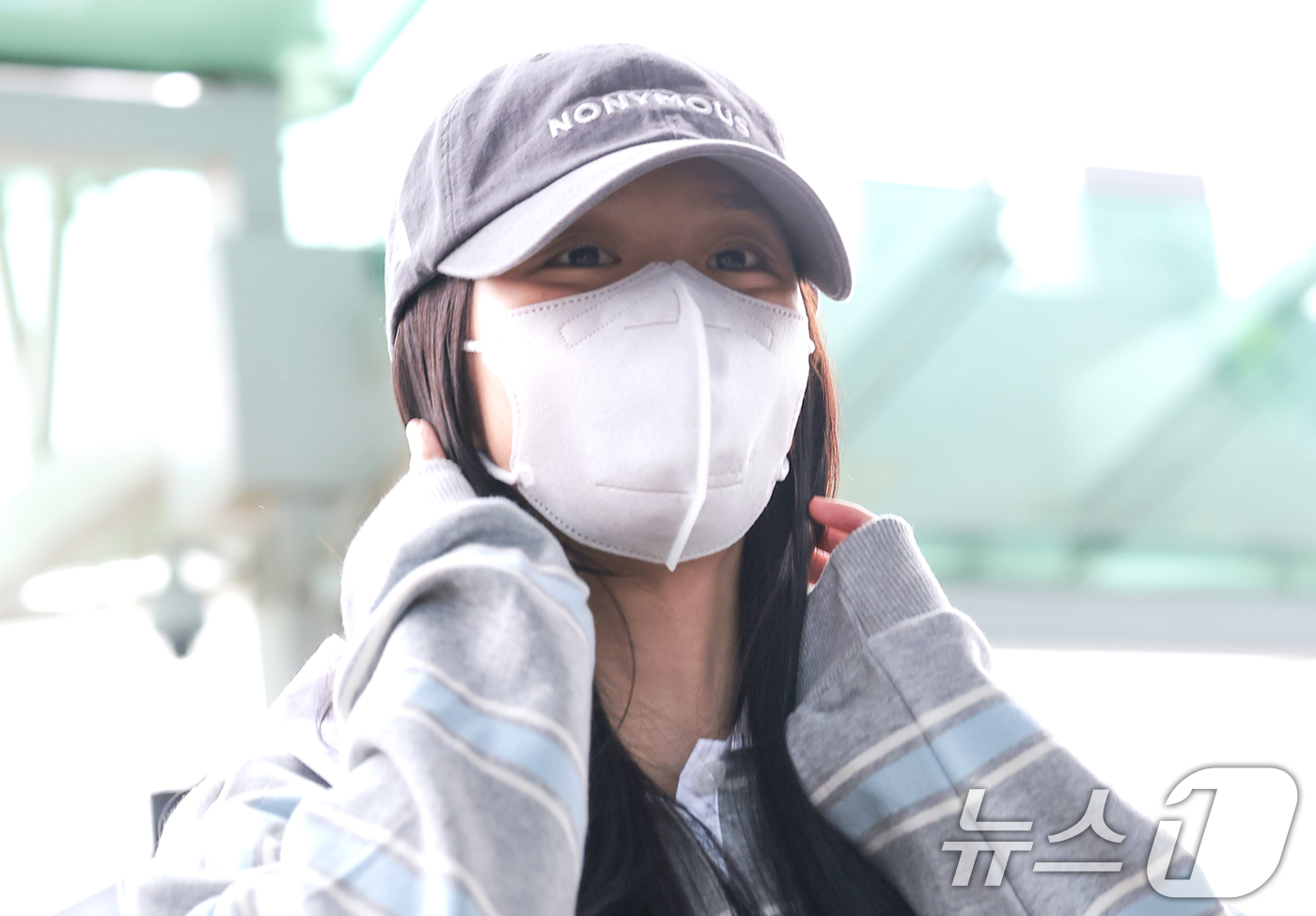 (인천공항=뉴스1) 권현진 기자 = 블랙핑크(BLACK PINK) 지수가 해외 일정을 위해 22일 오전 인천국제공항을 통해 프랑스 파리로 출국하고 있다. 2026.4.22/뉴스1