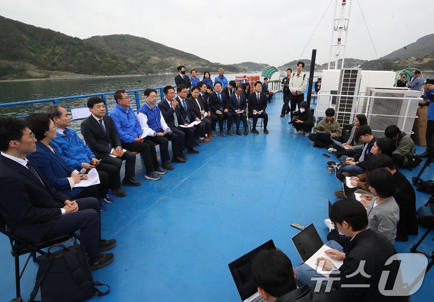 본문 이미지 - 정청래 더불어민주당 대표가 22일 경남 통영 욕지도에서 통영시로 향하는 선박 위에서 열린 '욕지도 선상 최고위원회의'에서 발언을 하고 있다. 배 위에서 이뤄지는 현장 최고위는 이번이 처음이다. 2026.4.22 ⓒ 뉴스1 윤일지 기자