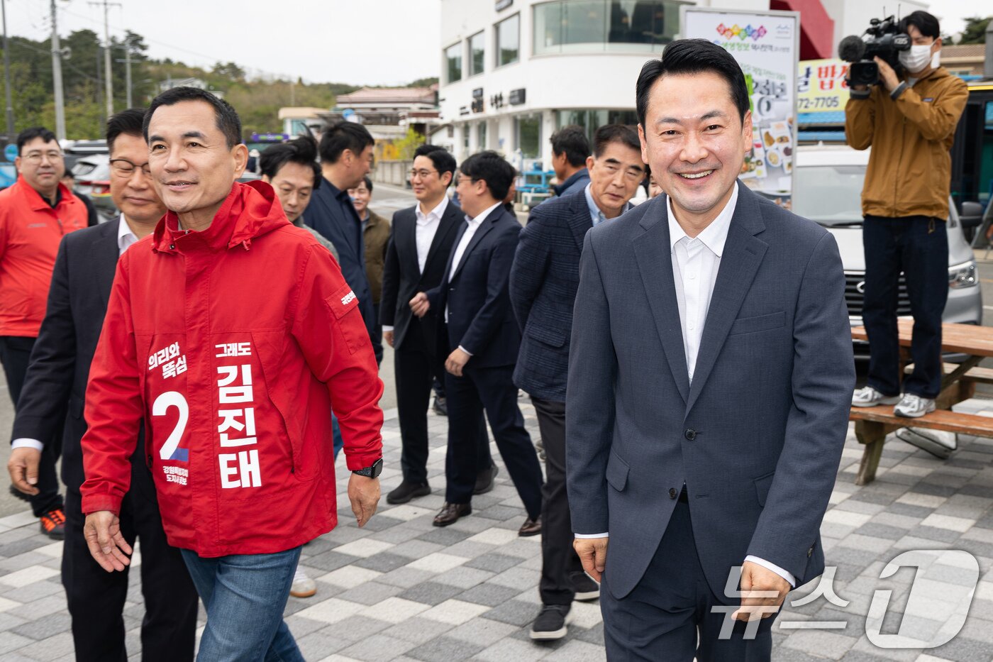 본문 이미지 - 장동혁 국민의힘 대표와 김진태 강원특별자치도지사가 22일 강원 양양군 수산리어촌마을회관에서 열린 '강원이 올라갈 시간, 내 삶이 특별해지는 약속' 마을회관 현장 공약 발표에 참석하고 있다. 2026.4.22 ⓒ 뉴스1 유승관 기자