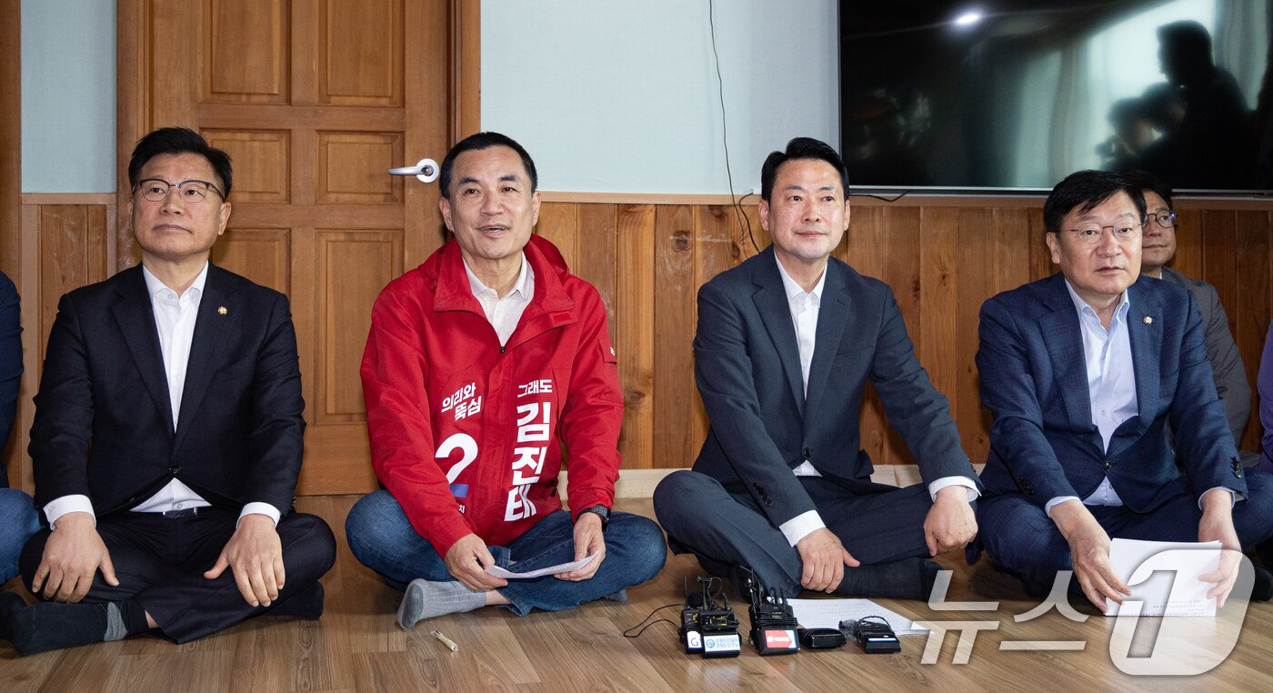 본문 이미지 - 김진태 강원특별자치도지사가 22일 강원 양양군 수산리어촌마을회관에서 열린 국민의힘 '강원이 올라갈 시간, 내 삶이 특별해지는 약속' 마을회관 현장 공약 발표에서 인사말을 하고 있다. 2026.4.22 ⓒ 뉴스1 유승관 기자