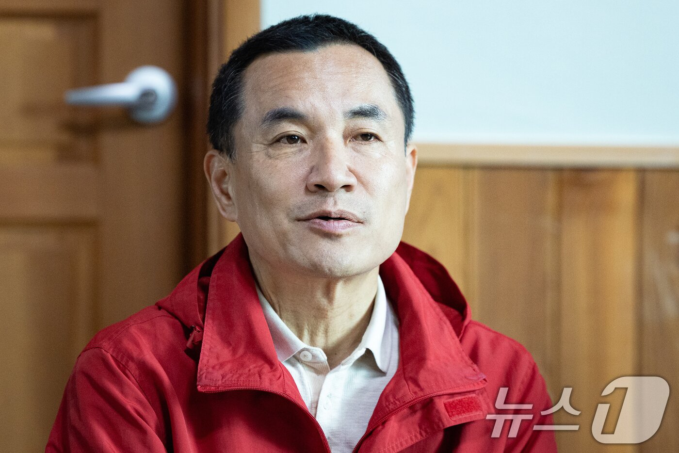 본문 이미지 - 김진태 강원특별자치도지사가 22일 강원 양양군 수산리어촌마을회관에서 열린 국민의힘 '강원이 올라갈 시간, 내 삶이 특별해지는 약속' 마을회관 현장 공약 발표에서 인사말을 하고 있다. 2026.4.22 ⓒ 뉴스1 유승관 기자