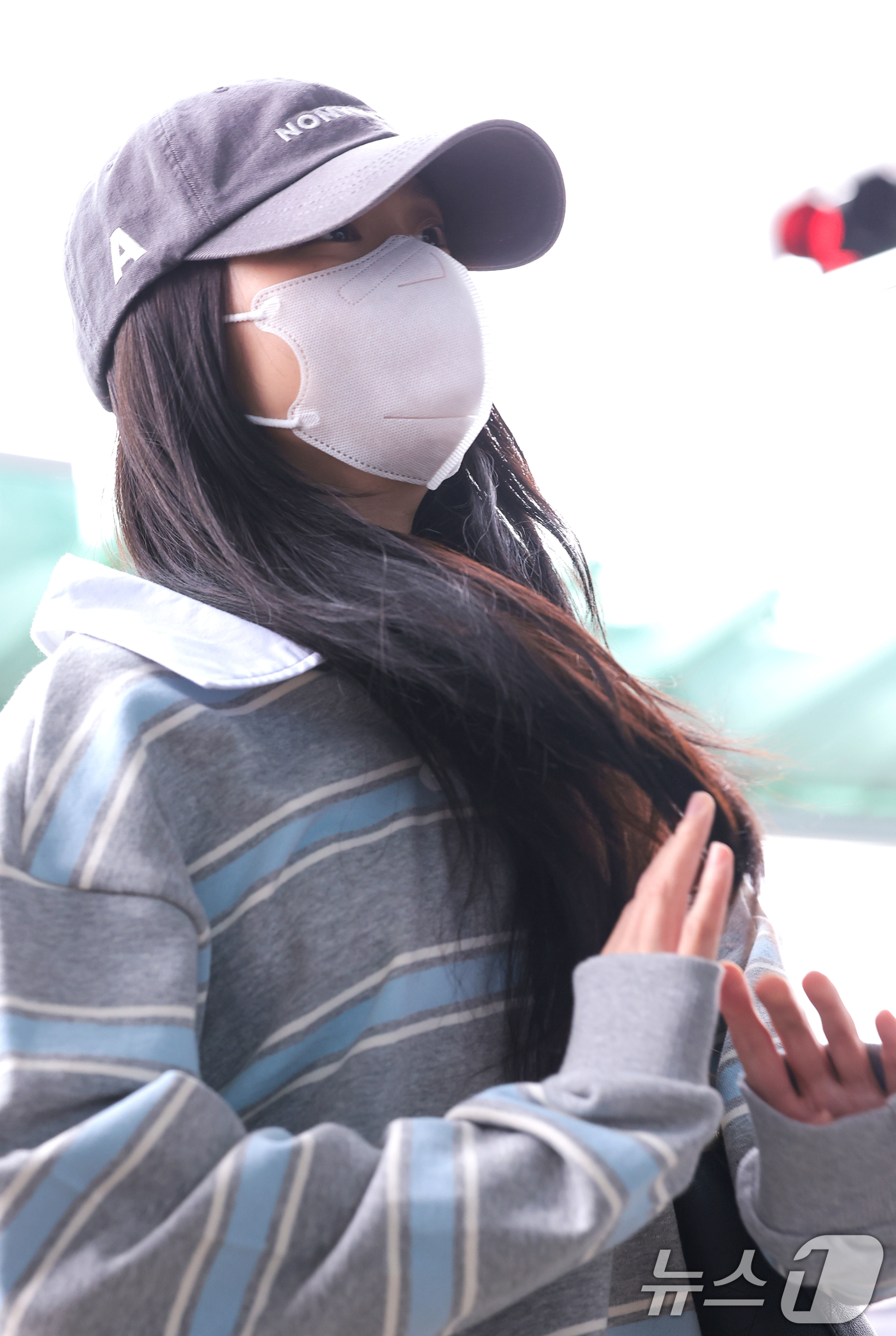 (인천공항=뉴스1) 권현진 기자 = 블랙핑크(BLACK PINK) 지수가 해외 일정을 위해 22일 오전 인천국제공항을 통해 프랑스 파리로 출국하고 있다. 2026.4.22/뉴스1