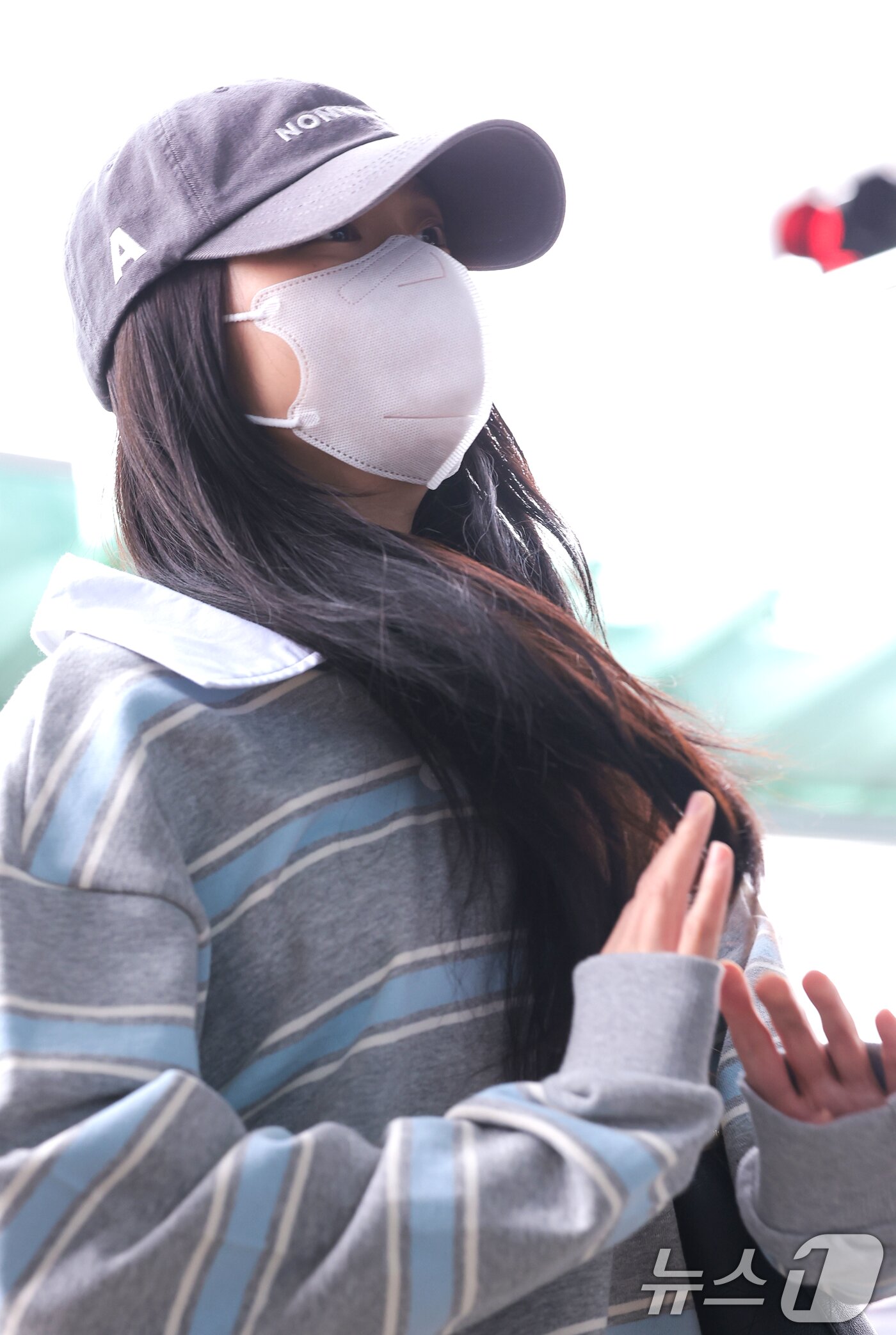 지수, 출국