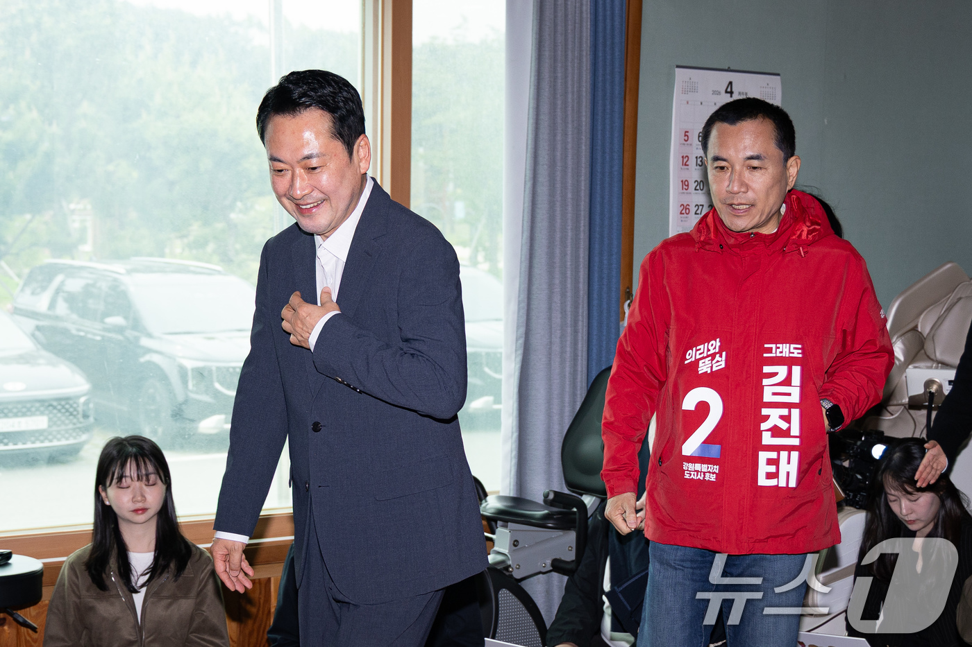 (양양=뉴스1) 유승관 기자 = 장동혁 국민의힘 대표와 김진태 강원특별자치도지사가 22일 강원 양양군 수산리어촌마을회관에서 열린 '강원이 올라갈 시간, 내 삶이 특별해지는 약속' …