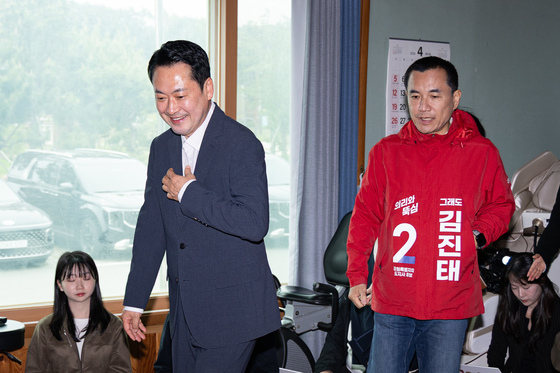 양양 수산리마을회관 들어서는 장동혁 대표