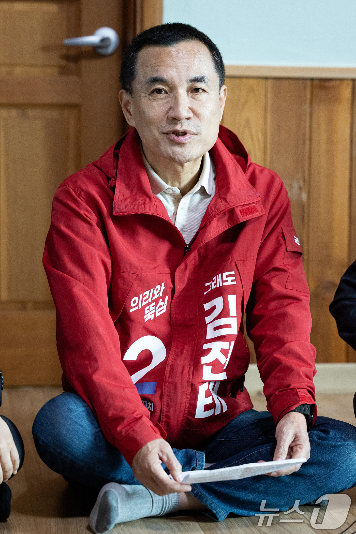 (양양=뉴스1) 유승관 기자 = 김진태 강원특별자치도지사가 22일 강원 양양군 수산리어촌마을회관에서 열린 국민의힘 '강원이 올라갈 시간, 내 삶이 특별해지는 약속' 마을회관 현장 …