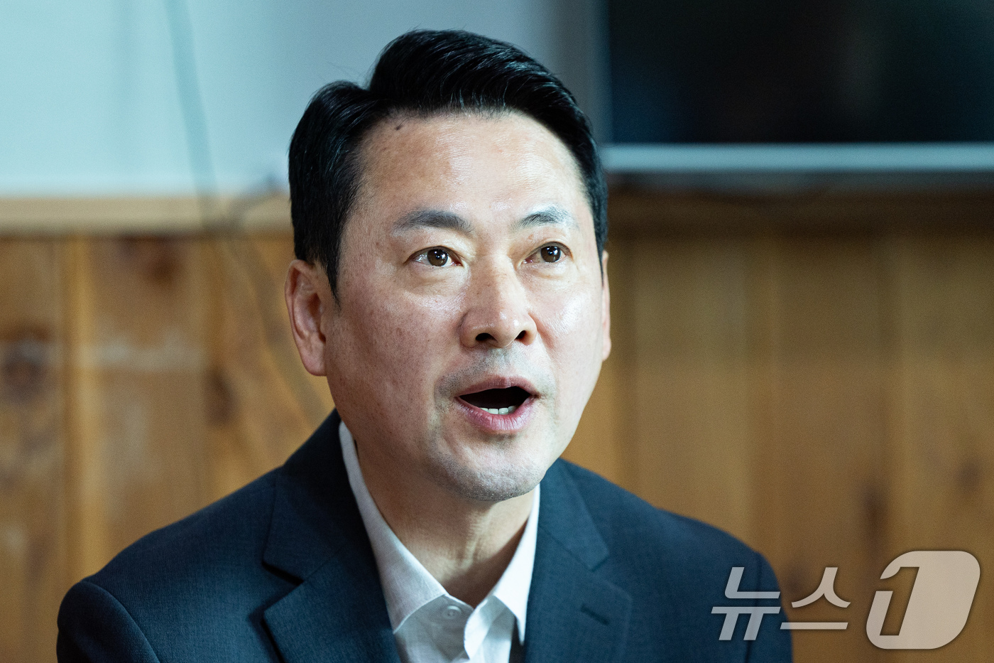 (양양=뉴스1) 유승관 기자 = 장동혁 국민의힘 대표가 22일 강원 양양군 수산리어촌마을회관에서 열린 '강원이 올라갈 시간, 내 삶이 특별해지는 약속' 마을회관 현장 공약 발표에서 …