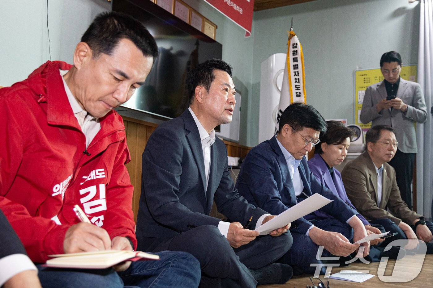 본문 이미지 - 장동혁 국민의힘 대표가 22일 강원 양양군 수산리어촌마을회관에서 열린 '강원이 올라갈 시간, 내 삶이 특별해지는 약속' 마을회관 현장 공약 발표에서 인사말 및 공약을 발표하고 있다. 2026.4.22 ⓒ 뉴스1 유승관 기자