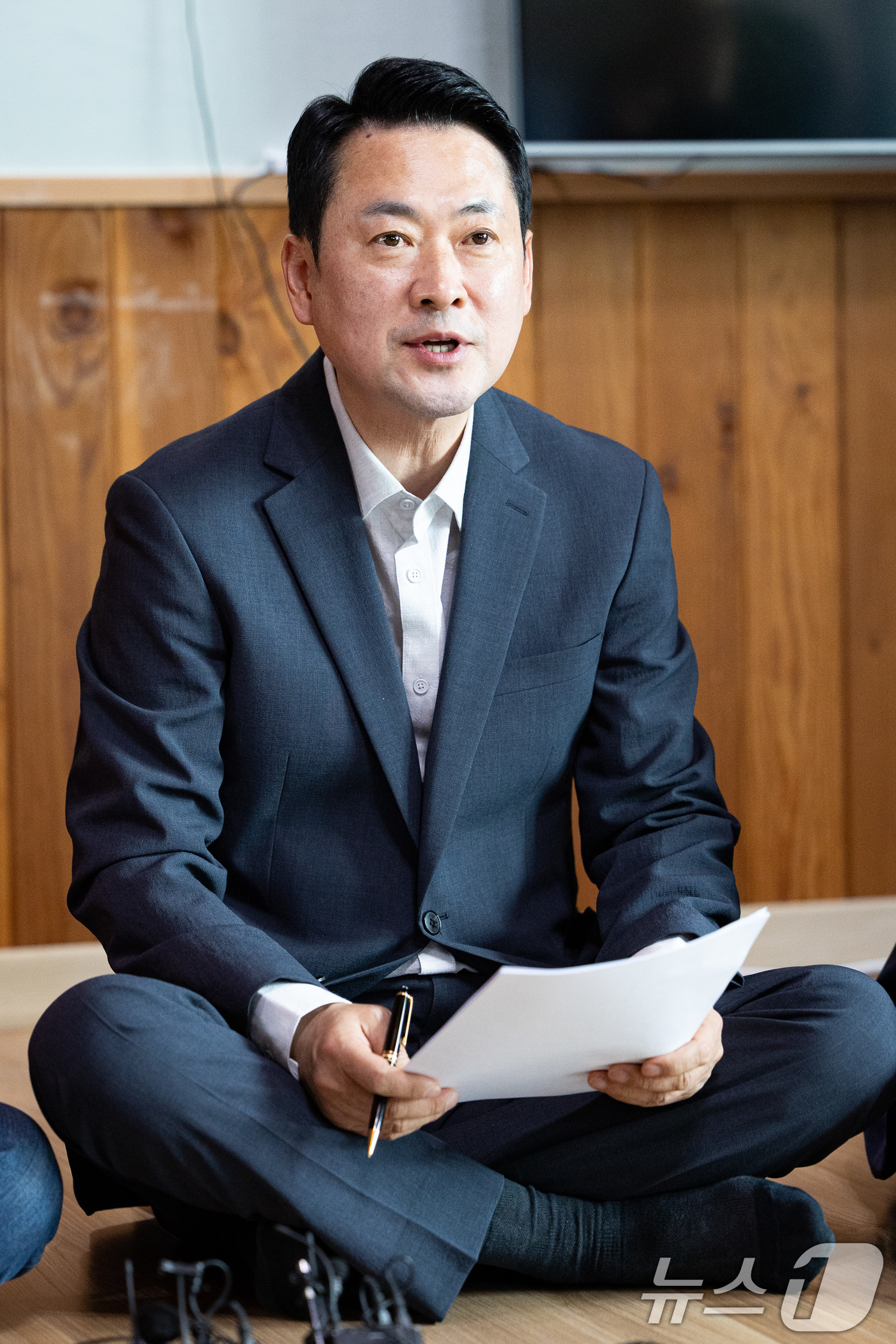 (양양=뉴스1) 유승관 기자 = 장동혁 국민의힘 대표가 22일 강원 양양군 수산리어촌마을회관에서 열린 '강원이 올라갈 시간, 내 삶이 특별해지는 약속' 마을회관 현장 공약 발표에서 …