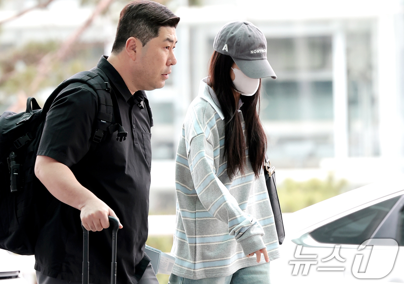 (인천공항=뉴스1) 권현진 기자 = 블랙핑크(BLACK PINK) 지수가 해외 일정을 위해 22일 오전 인천국제공항을 통해 프랑스 파리로 출국하고 있다. 2026.4.22/뉴스1