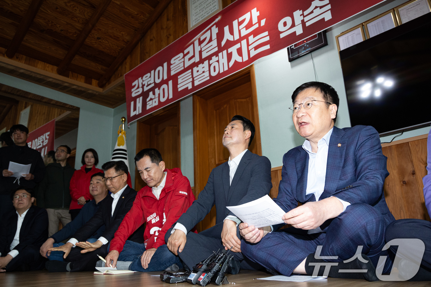 (양양=뉴스1) 유승관 기자 = 정점식 국민의힘 정책위의장이 22일 강원 양양군 수산리어촌마을회관에서 열린 '강원이 올라갈 시간, 내 삶이 특별해지는 약속' 마을회관 현장 공약 발 …