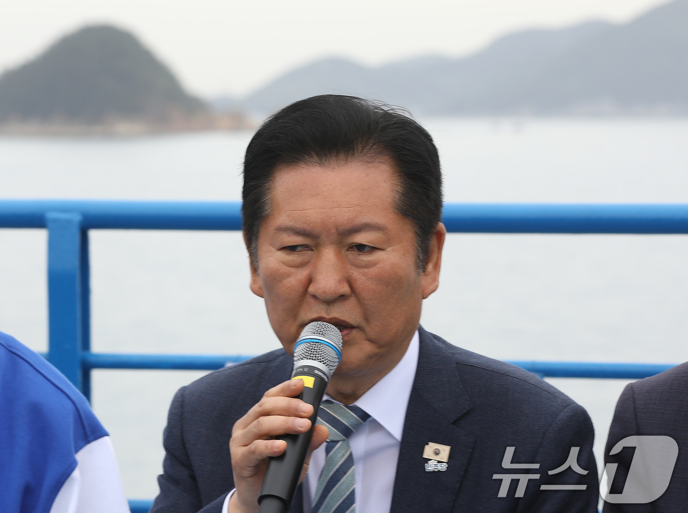 (통영=뉴스1) 윤일지 기자 = 정청래 더불어민주당 대표가 22일 경남 통영 욕지도에서 통영시로 향하는 선박 위에서 열린 '욕지도 선상 최고위원회의'에서 발언을 하고 있다.배 위에 …