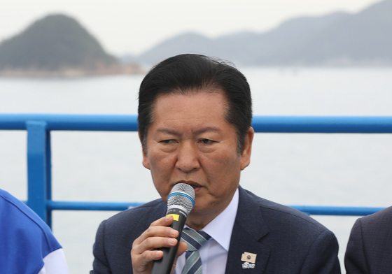 배 위에서 진행되는 민주당 최고위원회의