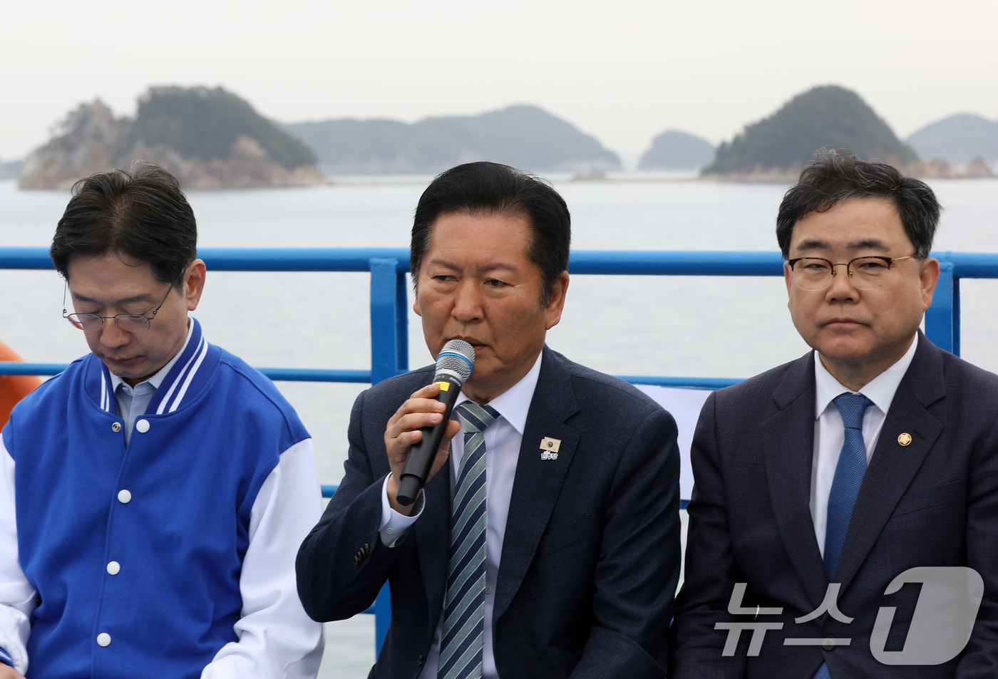 (통영=뉴스1) 윤일지 기자 = 정청래 더불어민주당 대표가 22일 경남 통영 욕지도에서 통영시로 향하는 선박 위에서 열린 '욕지도 선상 최고위원회의'에서 발언을 하고 있다.배 위에 …