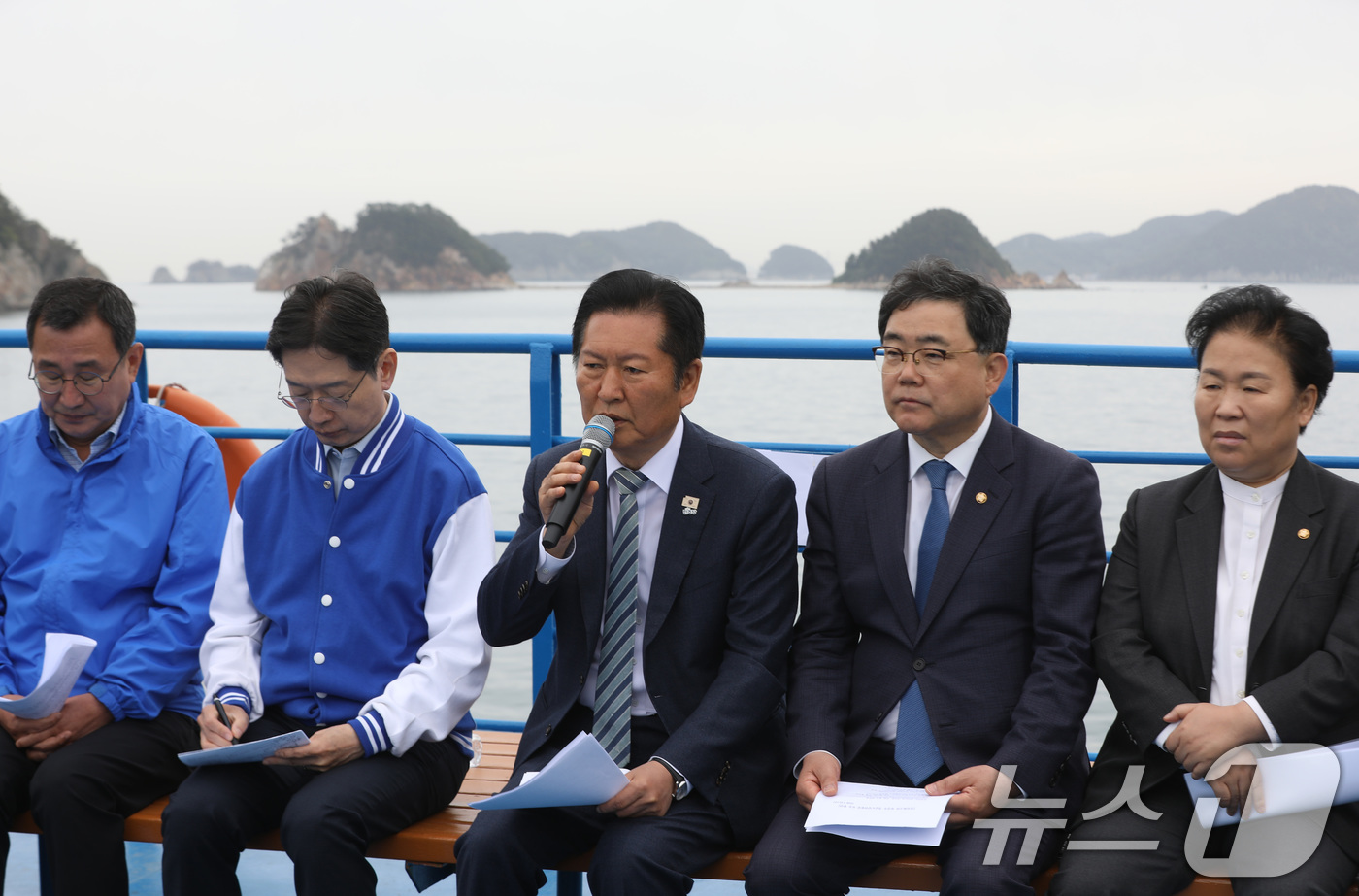 (통영=뉴스1) 윤일지 기자 = 정청래 더불어민주당 대표가 22일 경남 통영 욕지도에서 통영시로 향하는 선박 위에서 열린 '욕지도 선상 최고위원회의'에서 발언을 하고 있다.배 위에 …