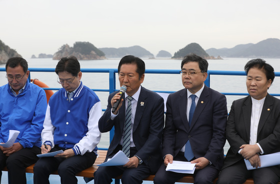 배 위에서 진행되는 최고위