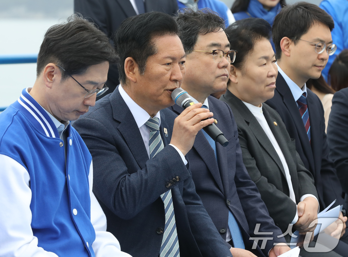 (통영=뉴스1) 윤일지 기자 = 정청래 더불어민주당 대표가 22일 경남 통영 욕지도에서 통영시로 향하는 선박 위에서 열린 '욕지도 선상 최고위원회의'에서 발언을 하고 있다.배 위에 …