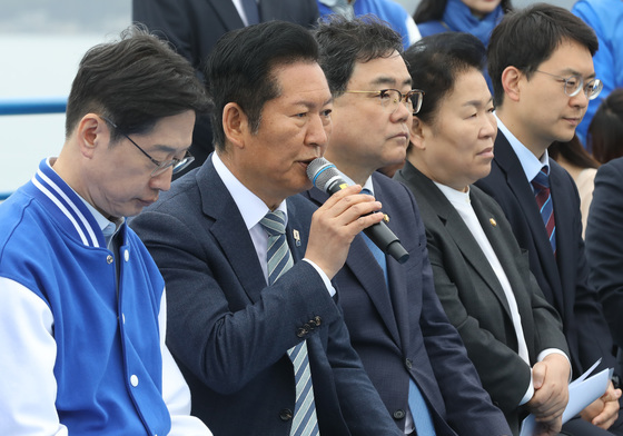 발언하는 정청래 대표