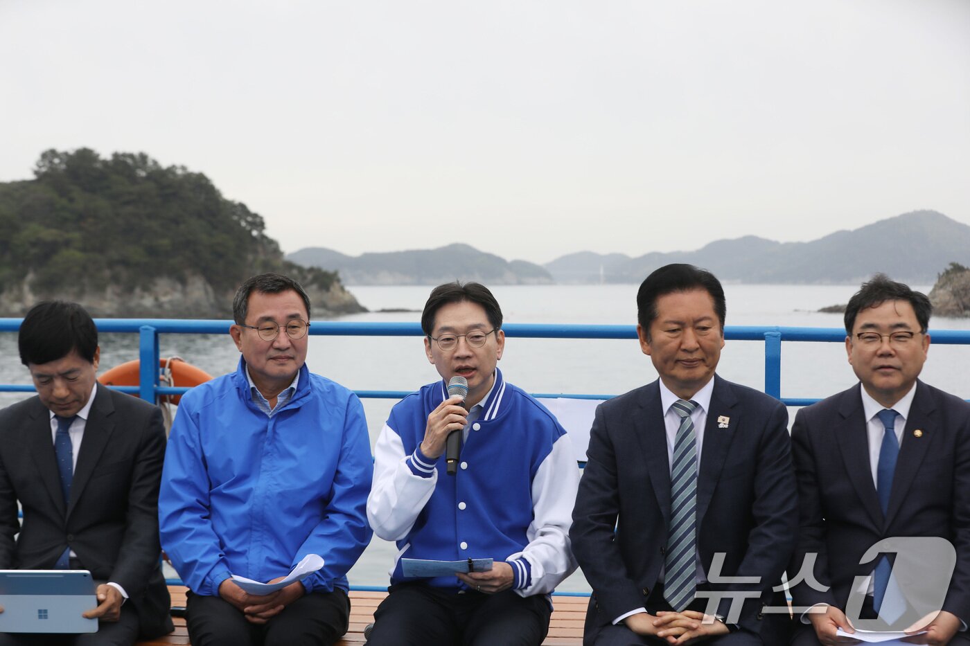 본문 이미지 - 김경수 더불어민주당 경남도지사 후보가 22일 경남 통영 욕지도에서 통영시로 향하는 선박 위에서 열린 '욕지도 선상 최고위원회의'에서 발언을 하고 있다. 배 위에서 이뤄지는 현장 최고위는 이번이 처음이다. 2026.4.22 ⓒ 뉴스1 윤일지 기자