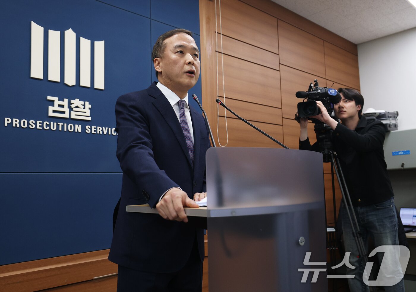 본문 이미지 - 안동건 서울중앙지검 제1차장검사가 22일 서초구 서울고등검찰청 브리핑룸에서 감사원 고위공무원 뇌물수수 사건 처분 관련 브리핑을 하고 있다. 2026.4.22 ⓒ 뉴스1 오대일 기자