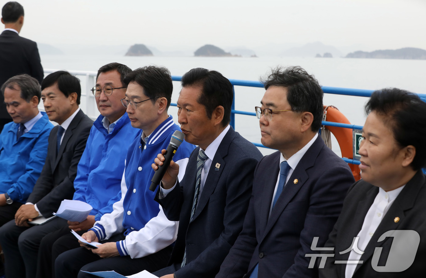 (통영=뉴스1) 윤일지 기자 = 정청래 더불어민주당 대표가 22일 경남 통영 욕지도에서 통영시로 향하는 선박 위에서 열린 '욕지도 선상 최고위원회의'에서 발언을 하고 있다.배 위에 …