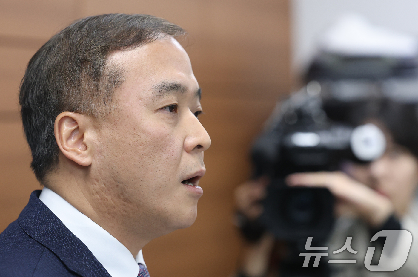 (서울=뉴스1) 오대일 기자 = 안동건 서울중앙지검 제1차장검사가 22일 서초구 서울고등검찰청 브리핑룸에서 감사원 고위공무원 뇌물수수 사건 처분 관련 브리핑을 하고 있다. 2026 …