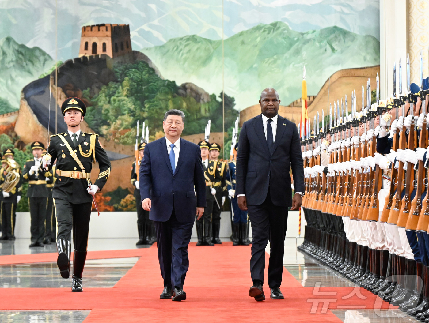 (신화=뉴스1) 정은지 특파원 = 시진핑 중국 국가주석과 다니엘 사프 모잠비크 대통령이 21일 베이징에서 회담하기에 앞서 사프 대통령 환영 행사가 개최되고 있다. 2026.4.21 …