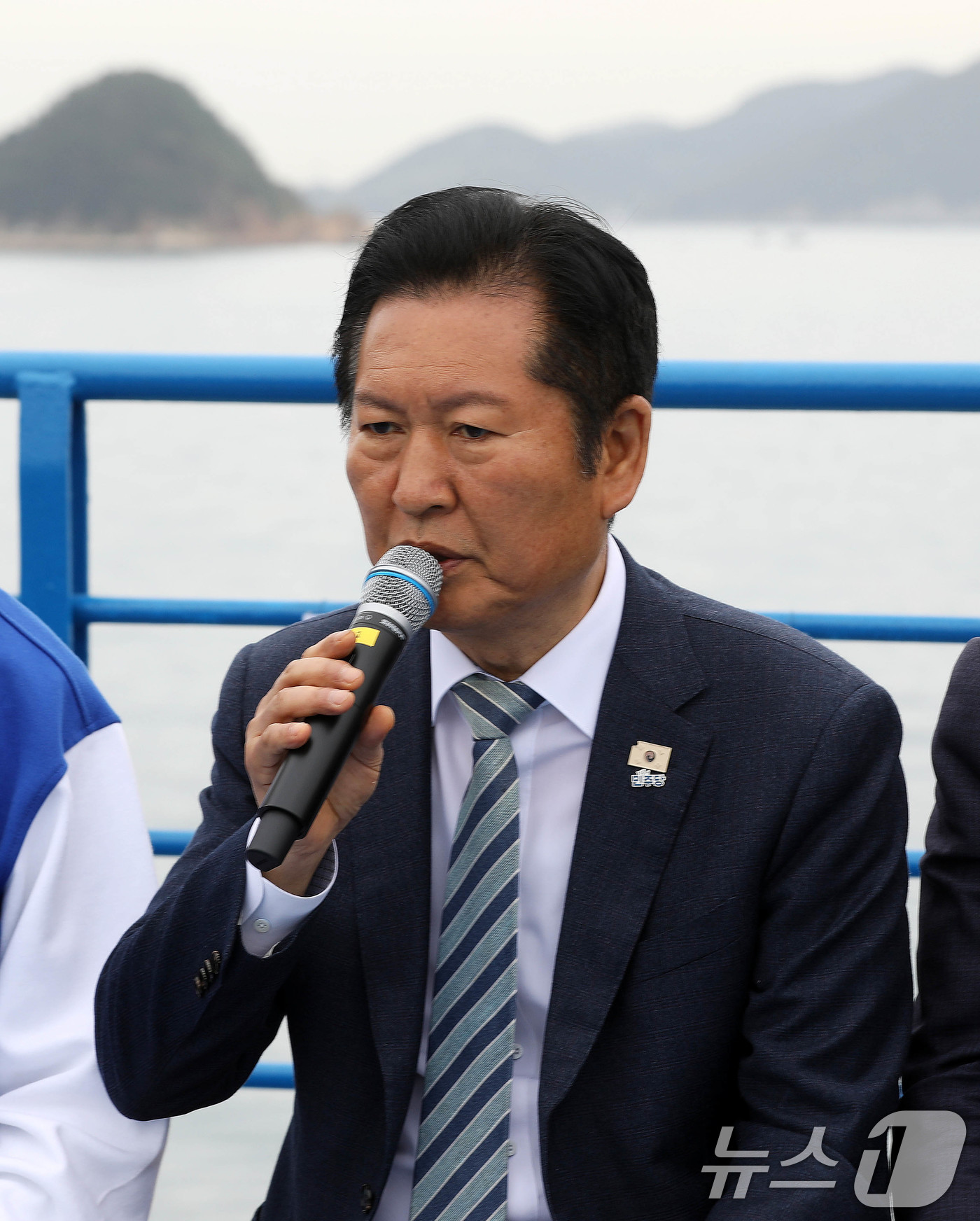 (통영=뉴스1) 윤일지 기자 = 정청래 더불어민주당 대표가 22일 경남 통영 욕지도에서 통영시로 향하는 선박 위에서 열린 '욕지도 선상 최고위원회의'에서 발언을 하고 있다.배 위에 …