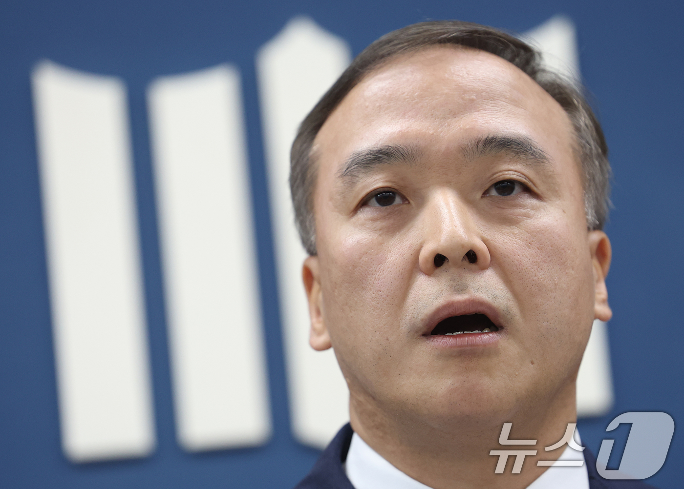 (서울=뉴스1) 오대일 기자 = 안동건 서울중앙지검 제1차장검사가 22일 서초구 서울고등검찰청 브리핑룸에서 감사원 고위공무원 뇌물수수 사건 처분 관련 브리핑을 하고 있다. 2026 …