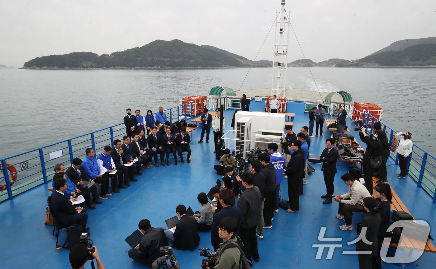 본문 이미지 - 정청래 더불어민주당 대표가 22일 경남 통영 욕지도에서 통영시로 향하는 선박 위에서 열린 '욕지도 선상 최고위원회의'에서 발언을 하고 있다. 배 위에서 이뤄지는 현장 최고위는 이번이 처음이다. 2026.4.22 ⓒ 뉴스1 윤일지 기자