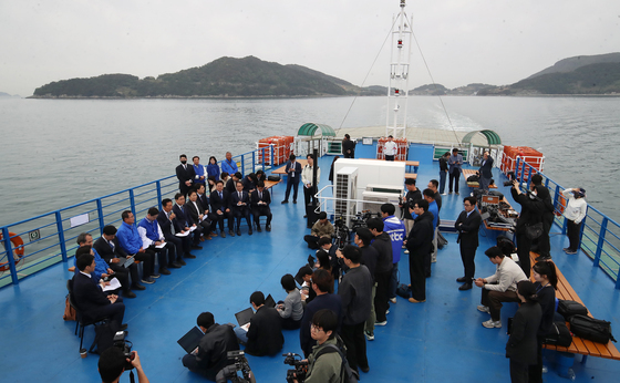 [뉴스1 PICK]욕지도 바다에서 최고위 갖는 정청래 대표, 1박2일 경남 통영 방문
