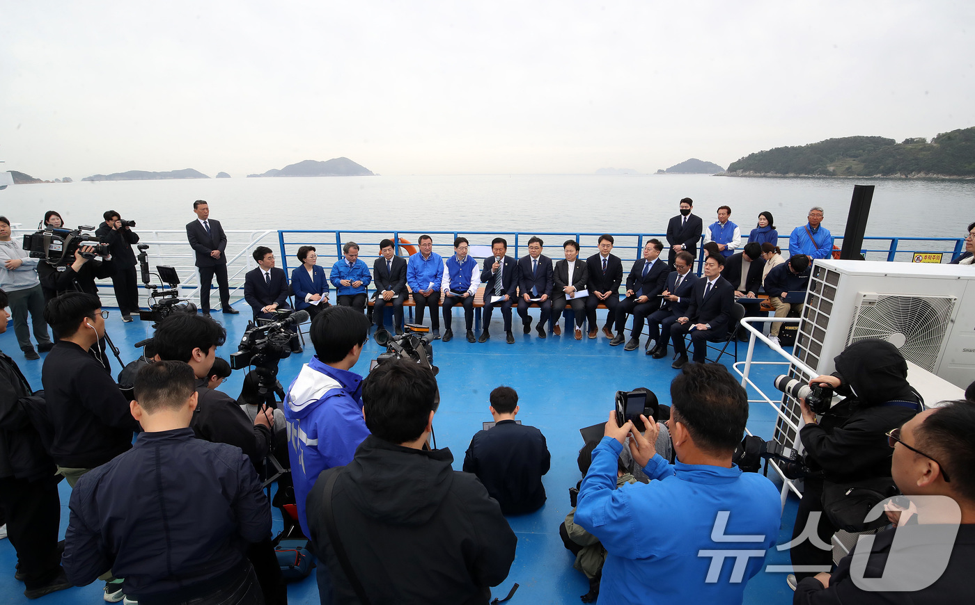 (통영=뉴스1) 윤일지 기자 = 정청래 더불어민주당 대표가 22일 경남 통영 욕지도에서 통영시로 향하는 선박 위에서 열린 '욕지도 선상 최고위원회의'에서 발언을 하고 있다.배 위에 …