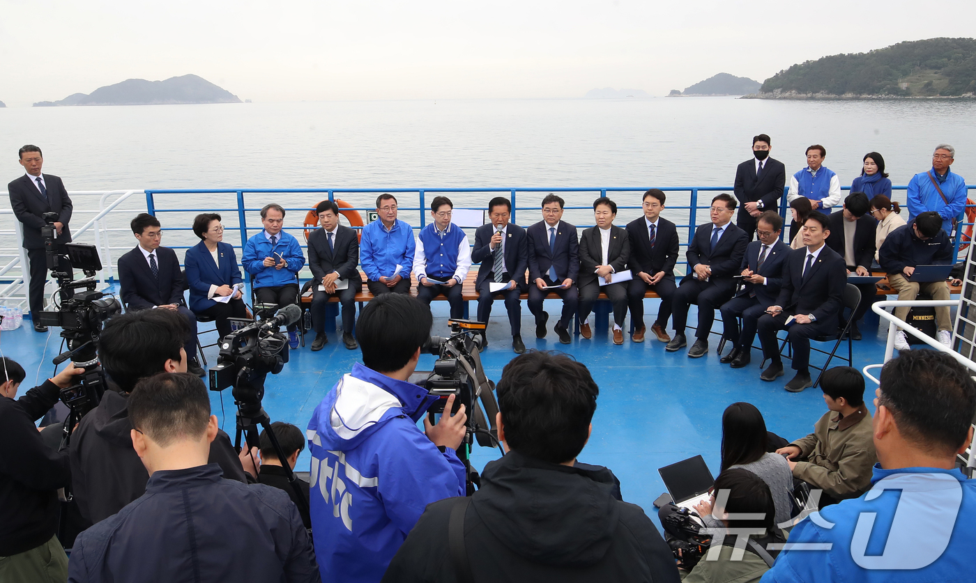 (통영=뉴스1) 윤일지 기자 = 정청래 더불어민주당 대표가 22일 경남 통영 욕지도에서 통영시로 향하는 선박 위에서 열린 '욕지도 선상 최고위원회의'에서 발언을 하고 있다.배 위에 …