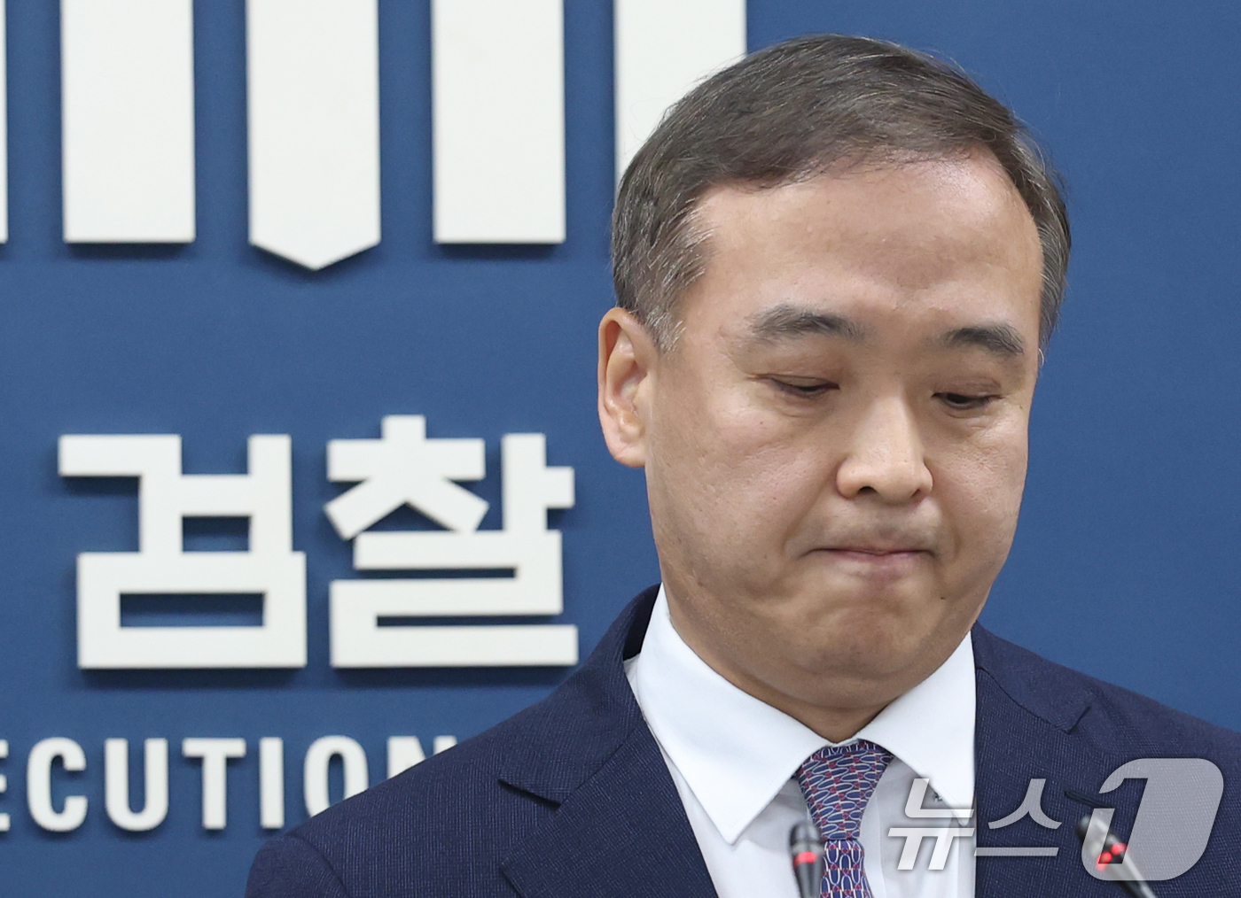 (서울=뉴스1) 오대일 기자 = 안동건 서울중앙지검 제1차장검사가 22일 서초구 서울고등검찰청 브리핑룸에서 감사원 고위공무원 뇌물수수 사건 처분 관련 브리핑을 하고 있다. 2026 …