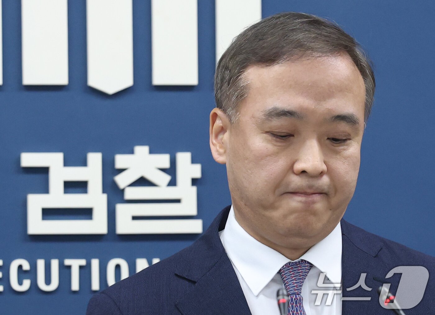 본문 이미지 - 안동건 서울중앙지검 제1차장검사가 22일 서초구 서울고등검찰청 브리핑룸에서 감사원 고위공무원 뇌물수수 사건 처분 관련 브리핑을 하고 있다. 2026.4.22 ⓒ 뉴스1 오대일 기자