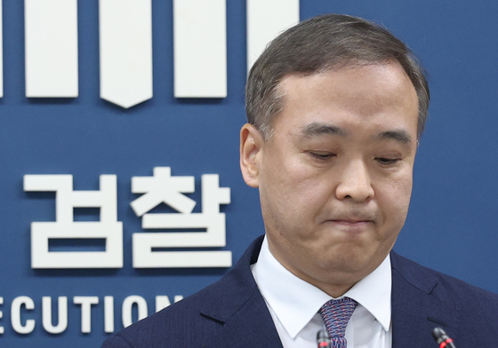 입 굳게 다문 안동건 1차장