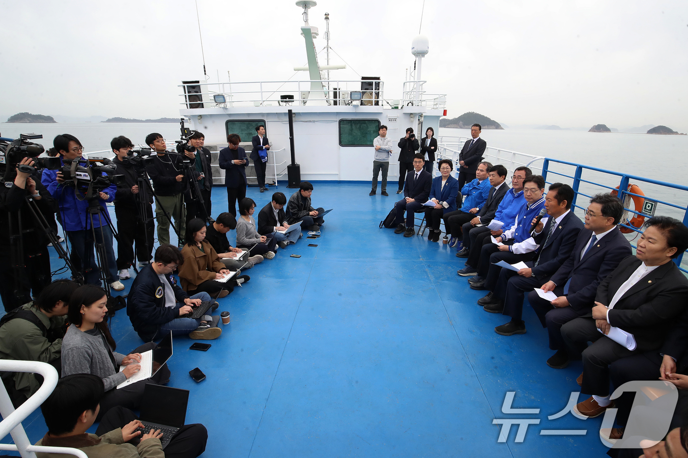 (통영=뉴스1) 윤일지 기자 = 정청래 더불어민주당 대표가 22일 경남 통영 욕지도에서 통영시로 향하는 선박 위에서 열린 '욕지도 선상 최고위원회의'에서 발언을 하고 있다.배 위에 …