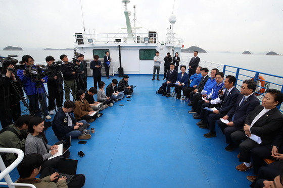 선상 위에서 열리는 민주당 최고위원회의